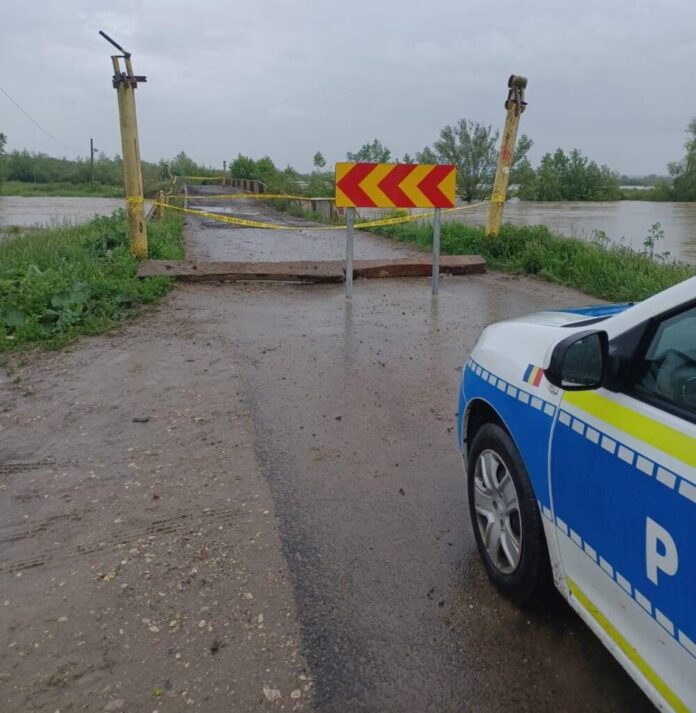 Drumuri închise sau cu restricții, în județul Brașov, din cauza ploilor abundente și a creșterii debitului râului Olt