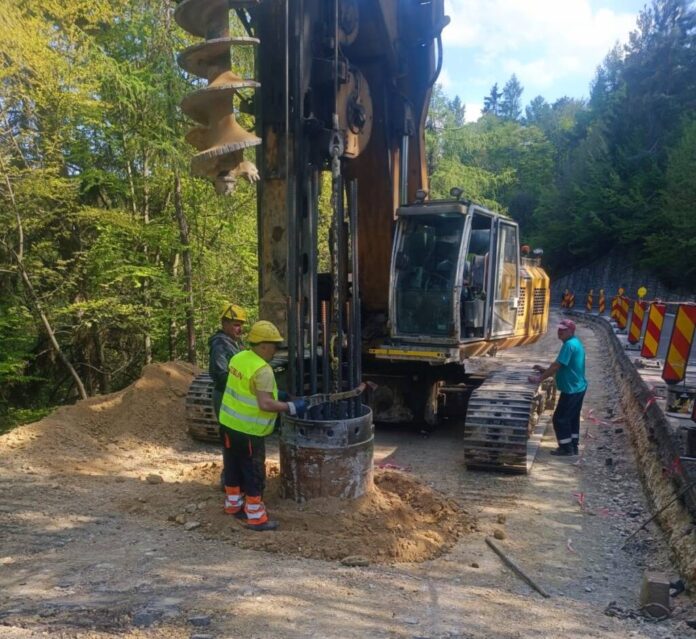 Au început forajele pentru consolidarea drumului spre Poiana Brașov. Termenul estimat pentru finalizarea lucrărilor este 5 august 2025