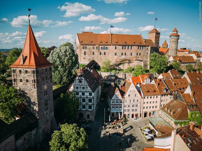 ,,Tineri uniți pentru pace”: Opt tineri brașoveni, invitați să viziteze Nürnberg alături de tineri din alte orașe înfrățite cu orașul german