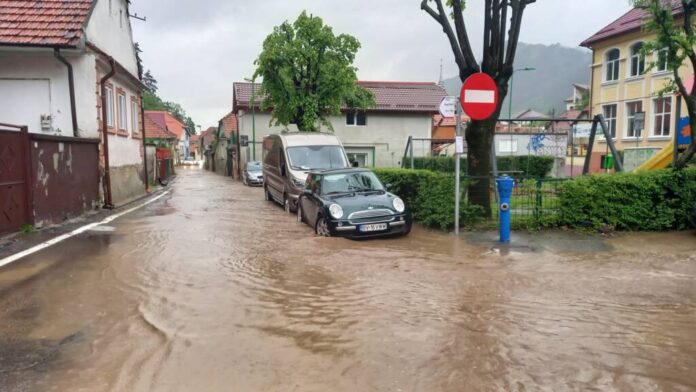 Echipele de intervenție au reușit eliberarea albiei pârâului Graft, care și-a reintrat în matcă