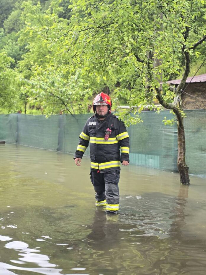 Județul Brașov: Se intervine în continuare cu autospeciale, motopompe și alte mijloace tehnice pentru evacuarea apei din gospodării și protejarea infrastructurii critice