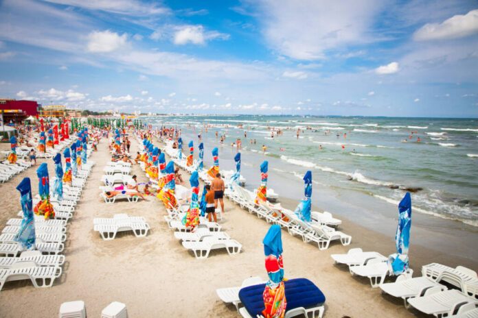 În ce perioadă se găsesc cele mai ieftine sejururi de vară, potrivit Travelminit.ro. Mamaia, Eforie Nord și Brașov, în topul destinațiilor alese de români pentru vara 2025