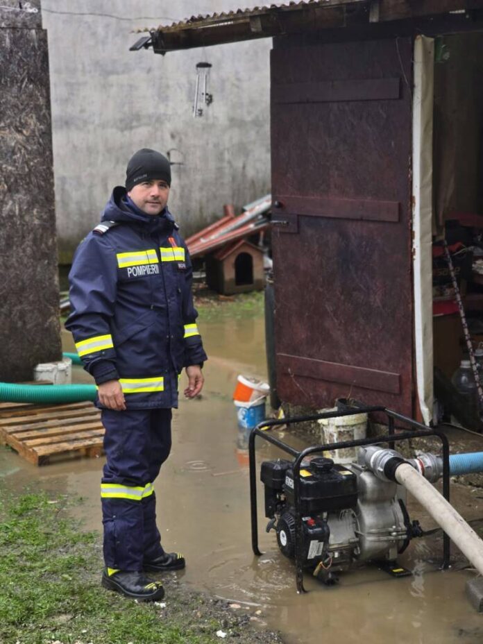 Pompierii au intervenit pentru evacuarea apei în mai multe localități din județul Brașov