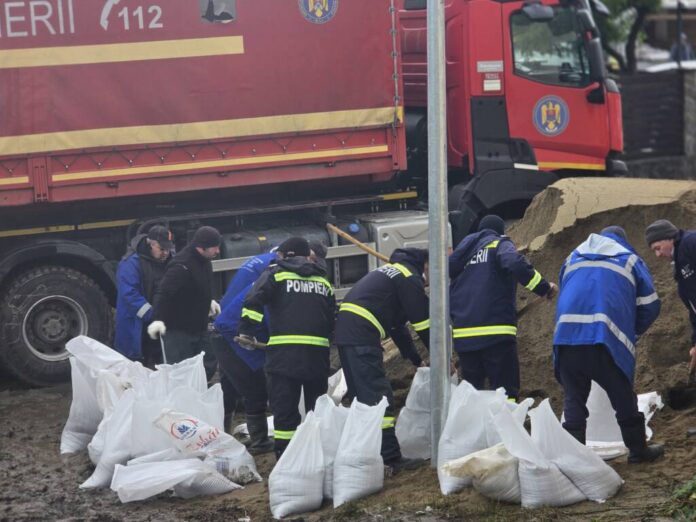 Intervenții în desfășurare în zonele inundate din județul Brașov