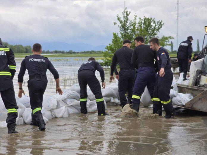 Intervențiile continuă în zonele inundate. La Bod, apa a pătruns peste digul de protecție și s-a revărsat pe DJ 112A