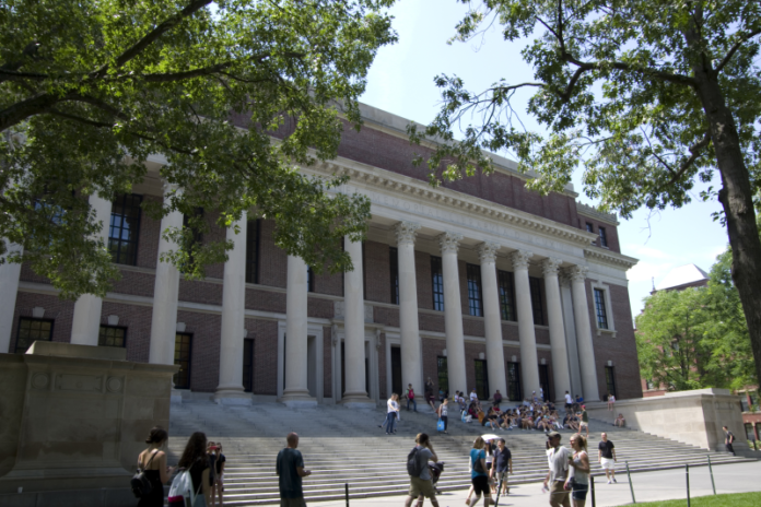 Administrația Trump a interzis complet Universității Harvard să mai aibă studenți străini