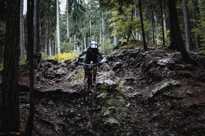 Recomandări de la salvamontiști pentru Mountain Bike & Downhill bike: Faceți o recunoaștere inițială a traseului