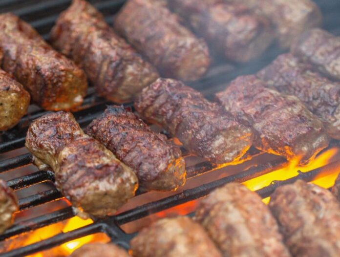 Micul este un fel de simbol al românilor  de 1 Mai. Cum de au ajuns mititeii pe masa românilor?