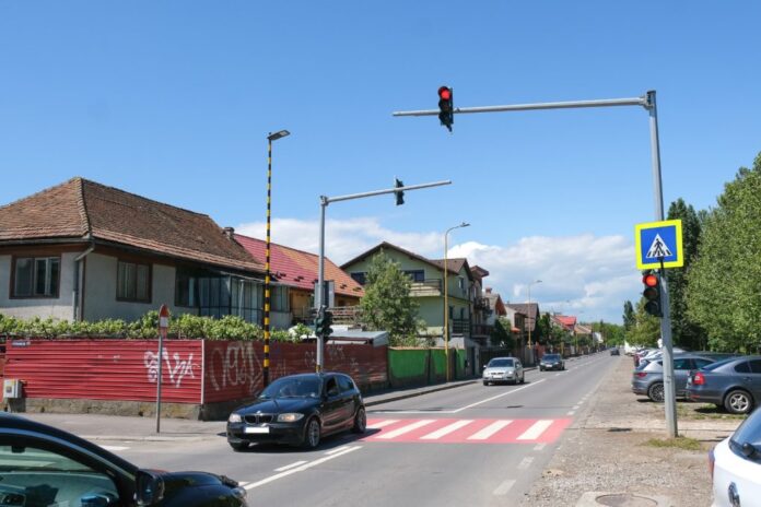 Semaforizare inteligentă, în teste: Radare care măsoară de la distanță viteza cu care circulă autoturismele, pe str. Crinului din Brașov