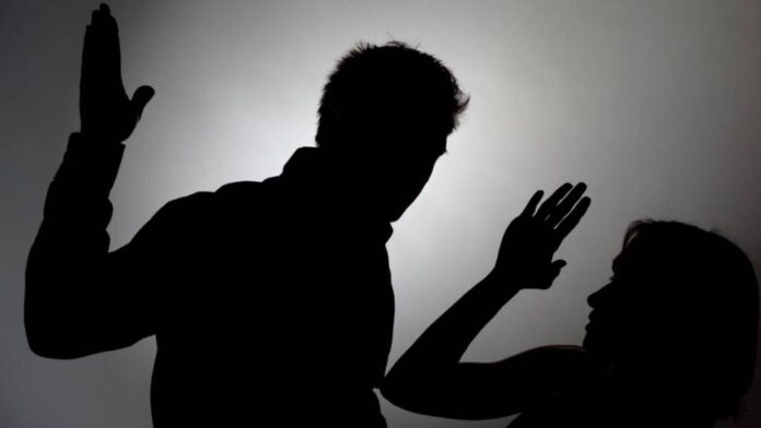 Dosar penal pentru un bărbat care și-a agresat fizic partenera, în Săcele. S-a emis și un ordin de protecție provizoriu
