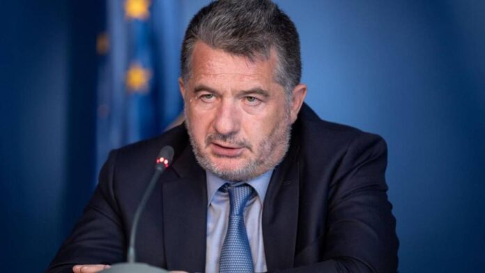 Directorul CFR Călători, societate de stat în faliment, se laudă că are venituri  de 11.000 de euro pe lună 