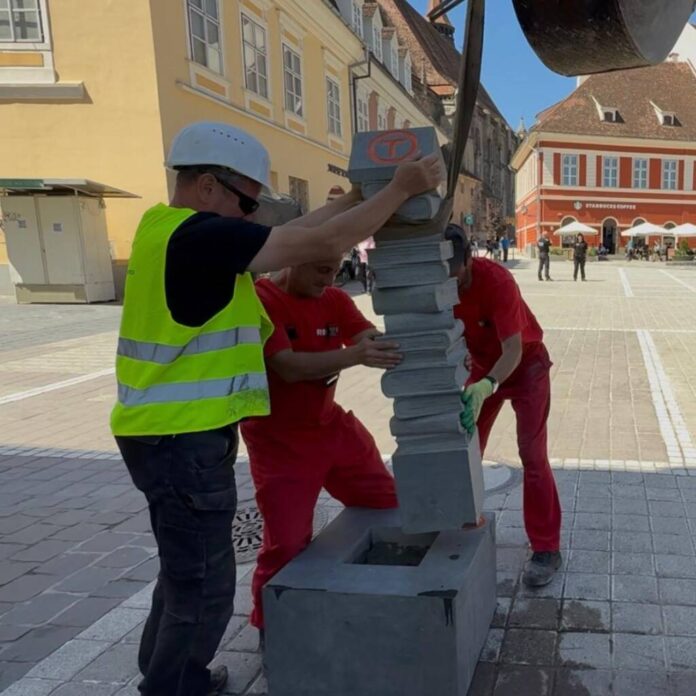 Borna a fost amplasată: Via Transilvanica începe și din Piața Sfatului
