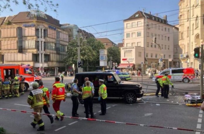 Incident mașină mulțime arestare