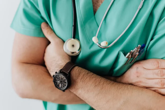 Medicii care pleacă mai devreme de la spital pentru a lucra la privat riscă să rămână fără loc de muncă 