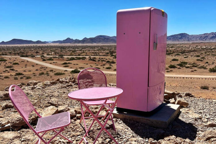 Atrage turiști din toată lumea: Un frigider roz, o oază modernă în mijlocul deșertului Namib