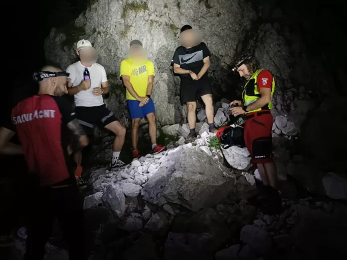 Trei turiști francezi au plecat pe munte, neechipați, ghidați de Google Maps