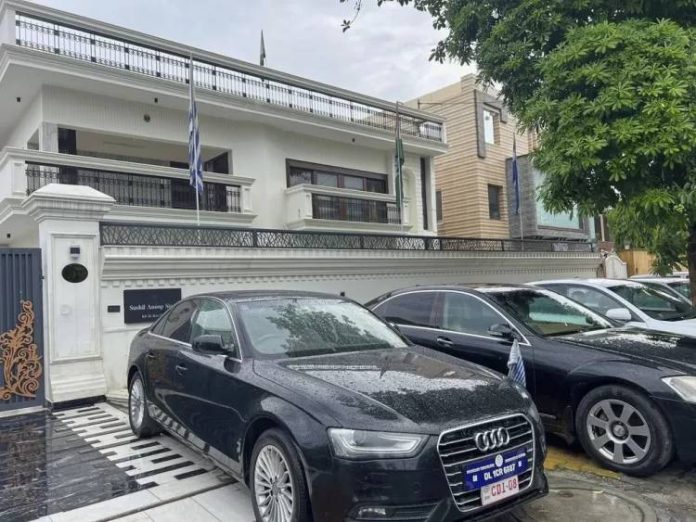 Bărbat arestat în India pentru că s-a dat drept ambasador al unor națiuni inventate