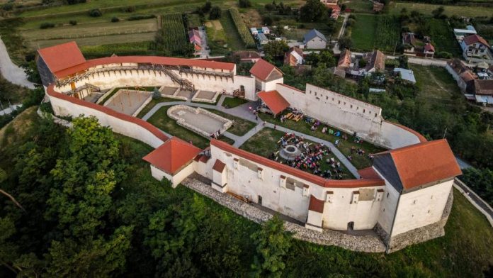 Sistem si Antisistem, la Festivalul de Film și Istorii Râșnov. Evenimentele se desfășoară la Râșnov, Brașov, Feldioara și Codlea