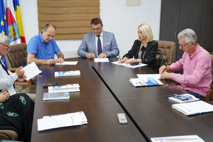 Se modernizează sistemele de alimentare cu apă și canalizare din Hălchiu