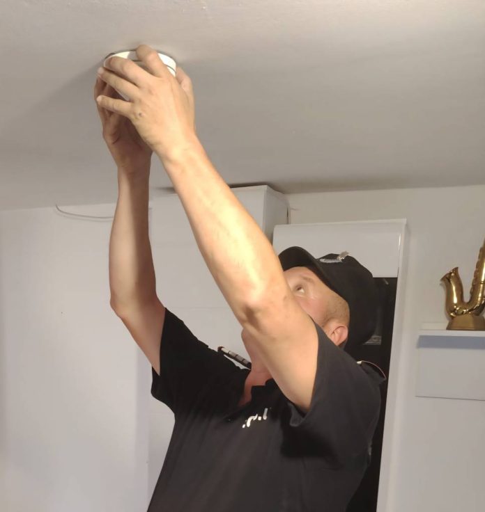 „Detector pentru viață”: Detectoare de fum și monoxid de carbon, instalate de pompieri în mai multe locuințe din Vulcan