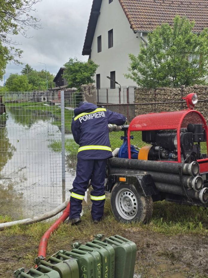 Inundații în Brașov, Săcele, Sânpetru, Zărnești. La Spitalul Județean Brașov s-a intervenit pentru evacuarea apei din subsol