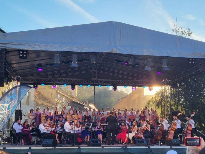 Stagiunea estivală a Operei Brașov, în Piața Sf. Ioan