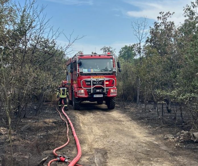 Pompierii români au intervenit pentru stingerea unui incendiu de vegetație în zona Toulouges