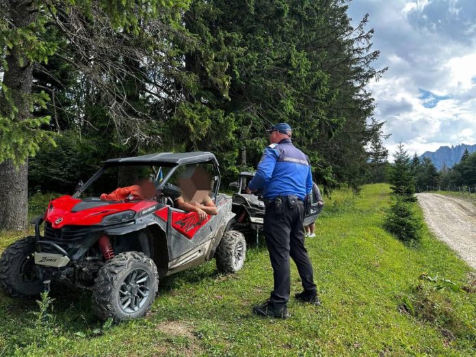 Amenzi și avertismente ale jandarmilor brașoveni pentru nereguli precum pătrunderea cu ATV-uri, motociclete, autoturisme în fondul forestier, cinegetic sau pe pajiști sau picnic în afara zonelor amenajate