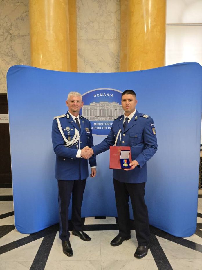Un jandarm brașovean a primit Emblema de onoare a Ministerului Afacerilor Interne pentru că a salvat o minoră de 14 ani
