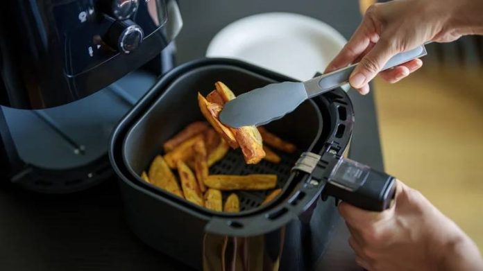 12 lucruri pe care nu ar trebui să le pui niciodată într-un Air Fryer