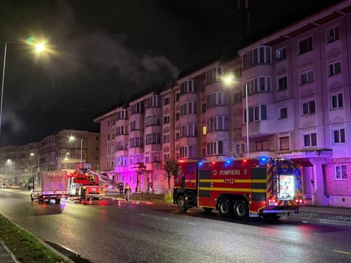 Incendiu la acoperișul unui bloc de locuințe din Făgăraș