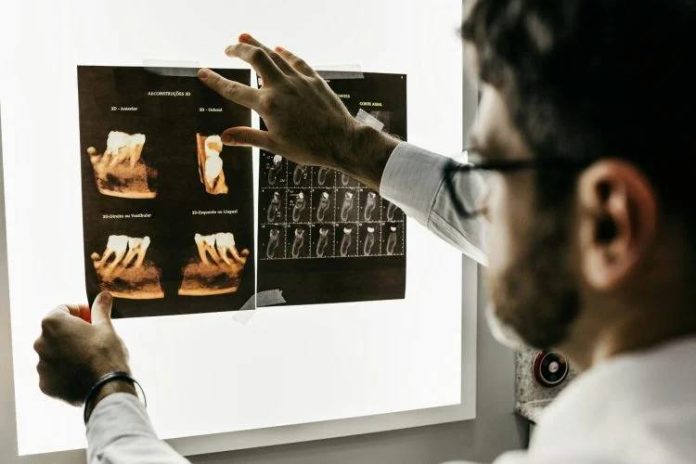 Clinică dentară falsă în Cehia: O familie a efectuat zeci de proceduri dentare folosind tutoriale online