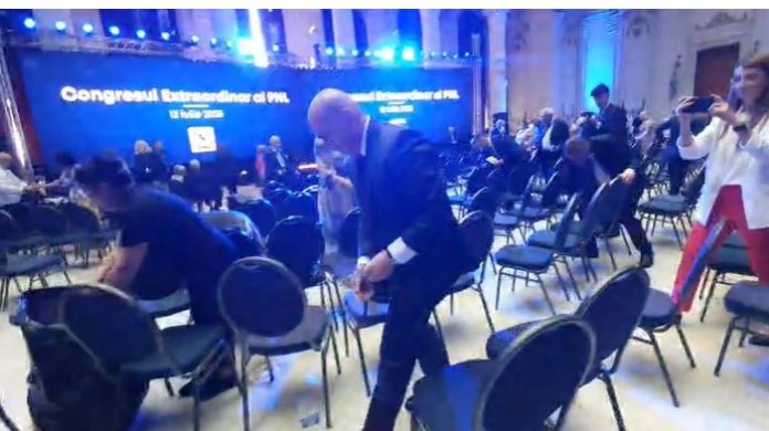 La final de congres PNL, președintele Bolojan a strâns gunoiul