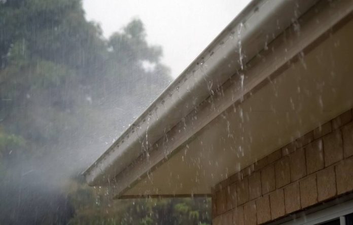 Noi avertizări meteorologice: Averse torențiale, descărcări electrice, intensificări ale vântului, vijelii, grindină