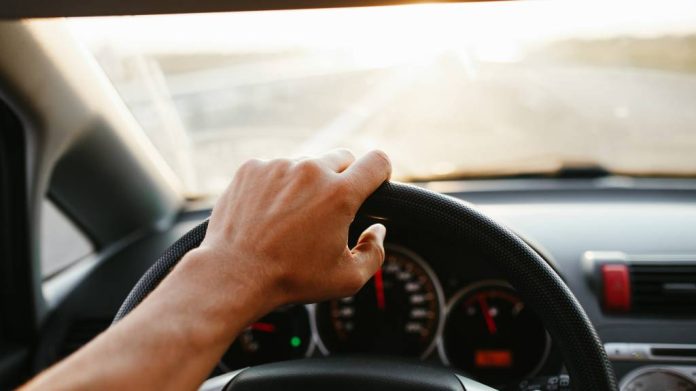 Un șofer băut, care circula cu o viteză mai mare decât limita legală, și un șofer fără permis, depistați prin Brașov