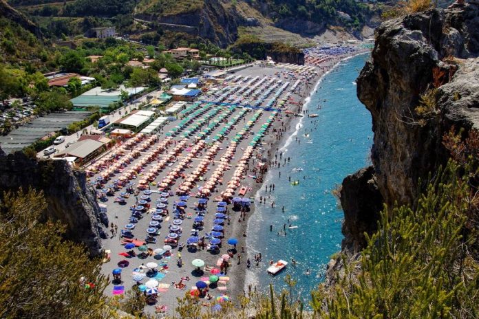Vacanță fără riscuri digitale: Protejează-ți datele oriunde te-ai afla