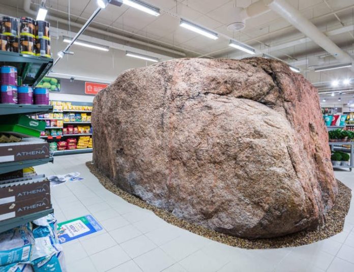 Un supermarket din Estonia are o stâncă gigantică în mijlocul său