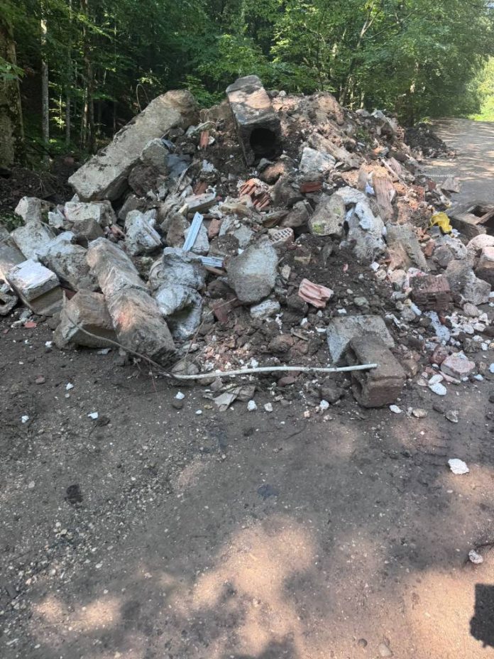 Un individ le-a spus jandarmilor că intenționa să repare drumul, după ce a fost surprins în timp ce arunca deșeuri din construcții