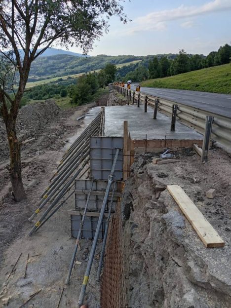 FOTO: Se repară zidurile de sprijin pe DN10, pe la Teliu