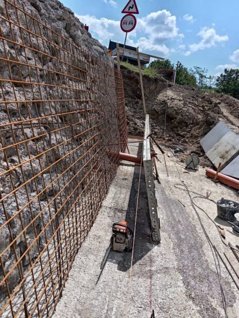 FOTO: Se repară zidurile de sprijin pe DN10, pe la Teliu