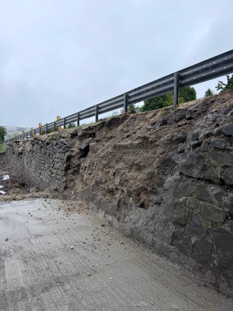 FOTO: Se repară zidurile de sprijin pe DN10, pe la Teliu