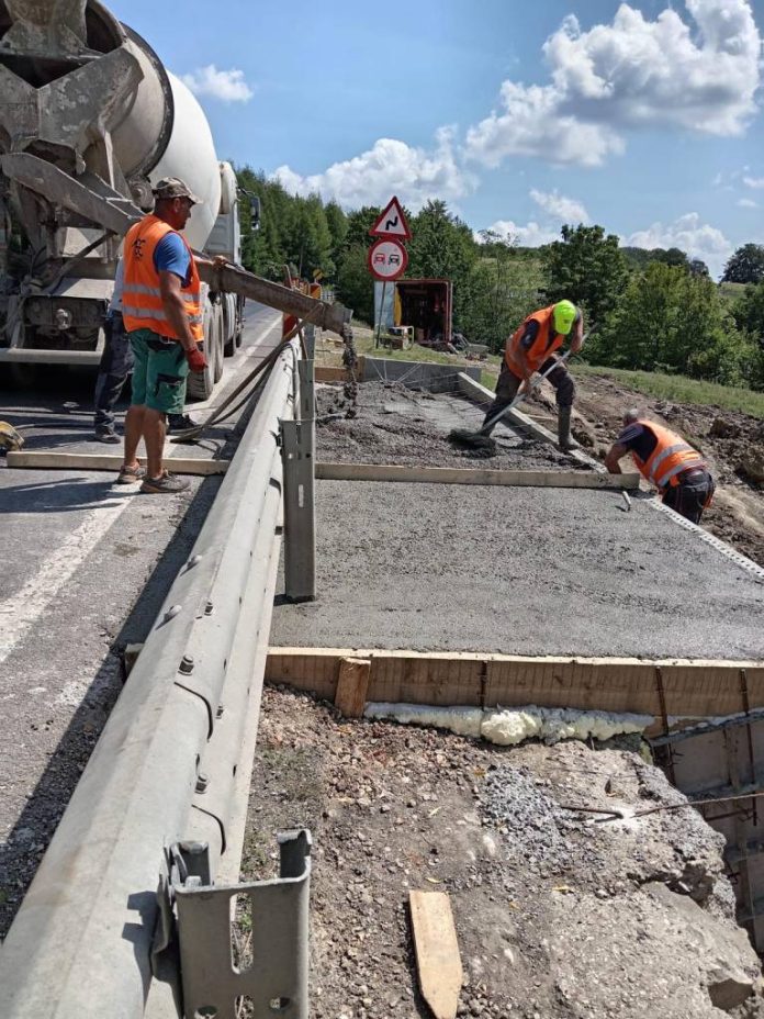 FOTO: Se repară zidurile de sprijin pe DN10, pe la Teliu