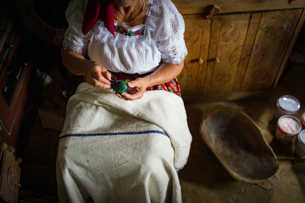 (P) „De la coajă la poveste”: un proiect care documentează și aduce în fața publicului meșteșugul ouălor încondeiate din Transilvania