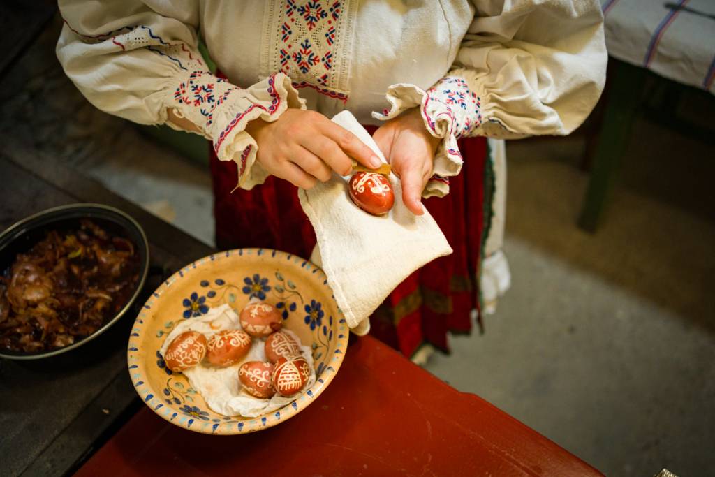 (P) „De la coajă la poveste”: un proiect care documentează și aduce în fața publicului meșteșugul ouălor încondeiate din Transilvania