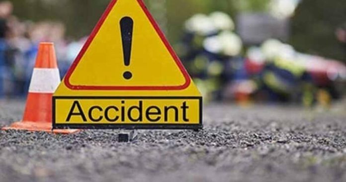 Accident între un autocamion și o motocicletă, pe DN13: Motociclistul a fost rănit. Trafic blocat