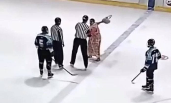 O mamă revoltată a intrat pe terenul de hochei pentru a protesta față de arbitri