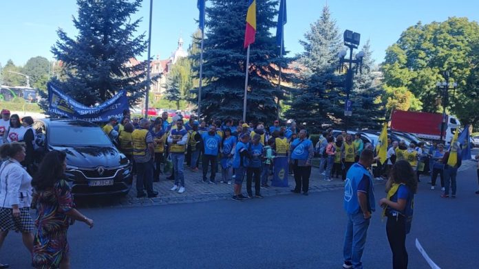 Protest în fața Prefecturii Brașov: „Revendicările sunt simple, un salariu minim decent pentru toți lucrătorii din România