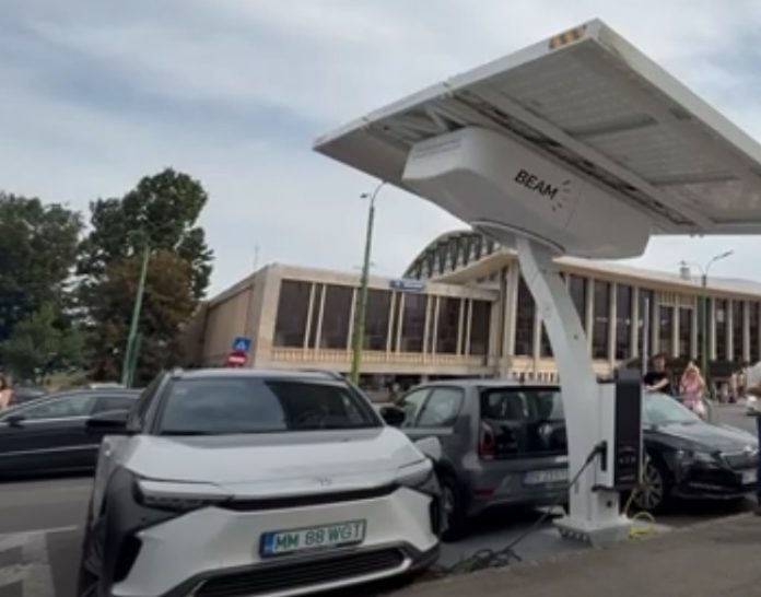 Stație de încărcare solară pentru vehicule electrice, în parcarea gării din Brașov
