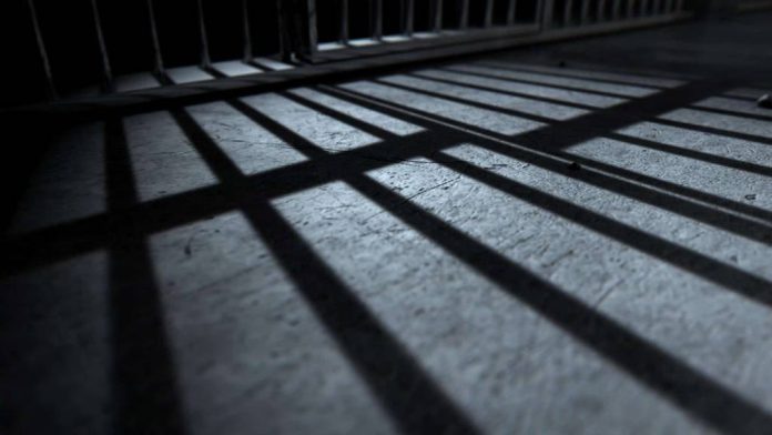 O femeie a ajuns la închisoare după ce a încălcat un ordin de protecție și s-a apropiat de persoana vătămată