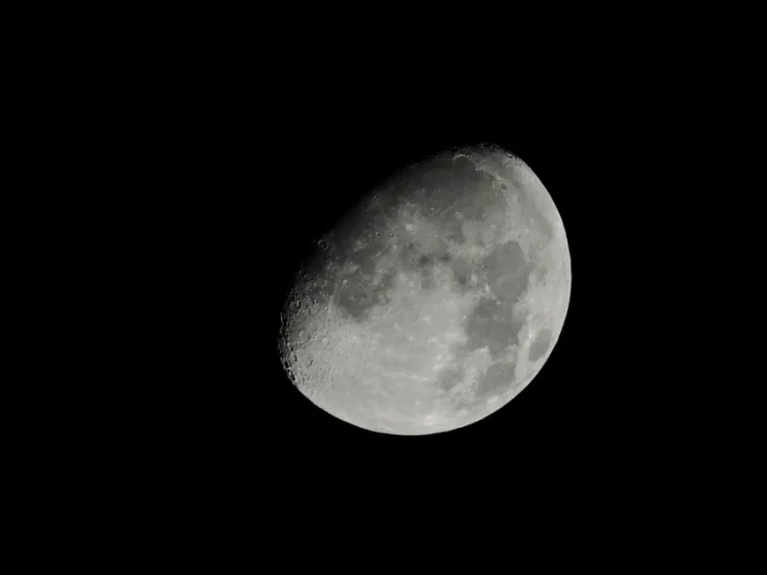 Spectacol astronomic rar.  Vom vedea Luna Neagră sezonieră, un fenomen care se repetă la 33 de luni